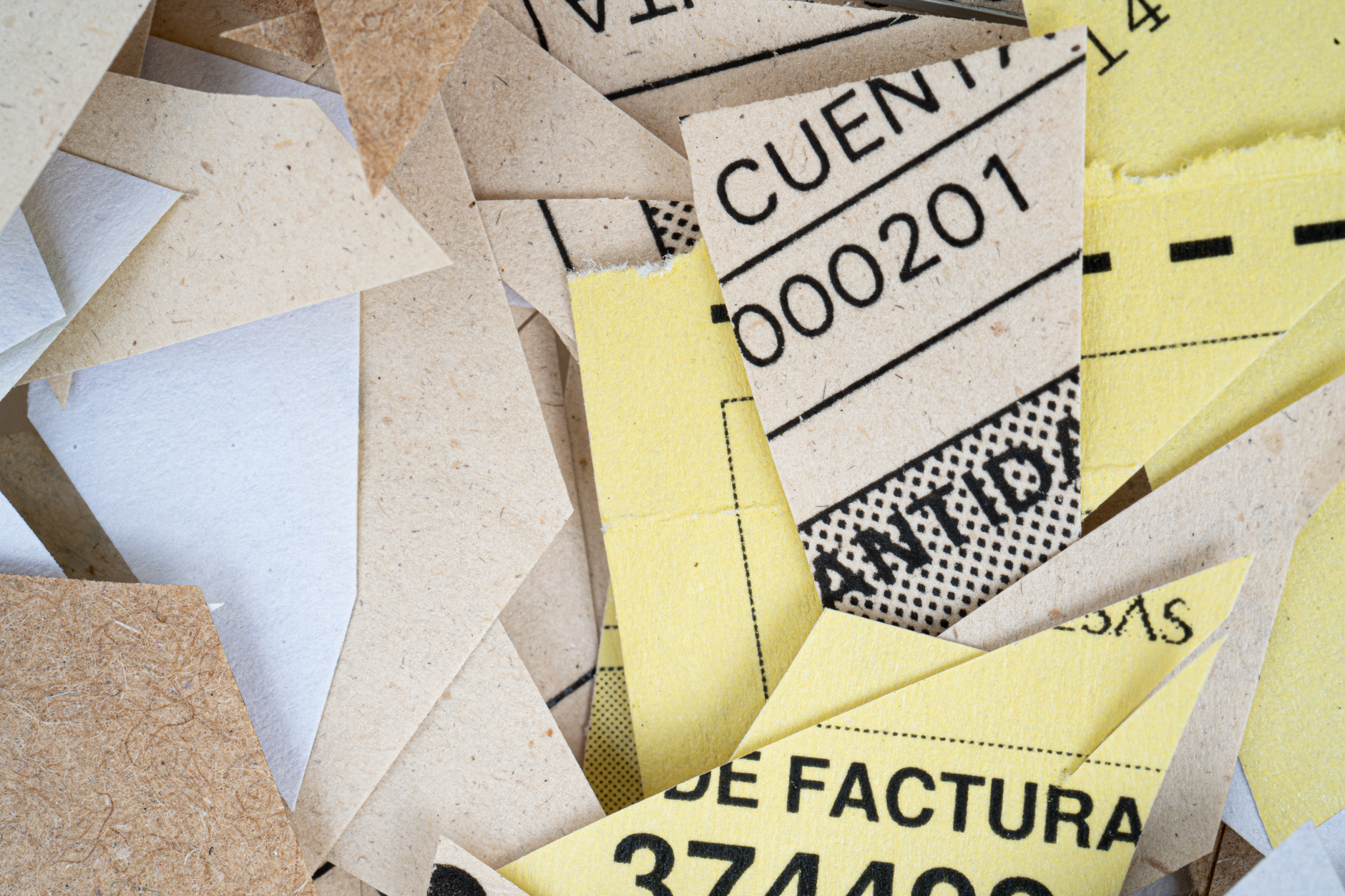Formularios y facturas de papel apilados (foto de ambiente, provisional)