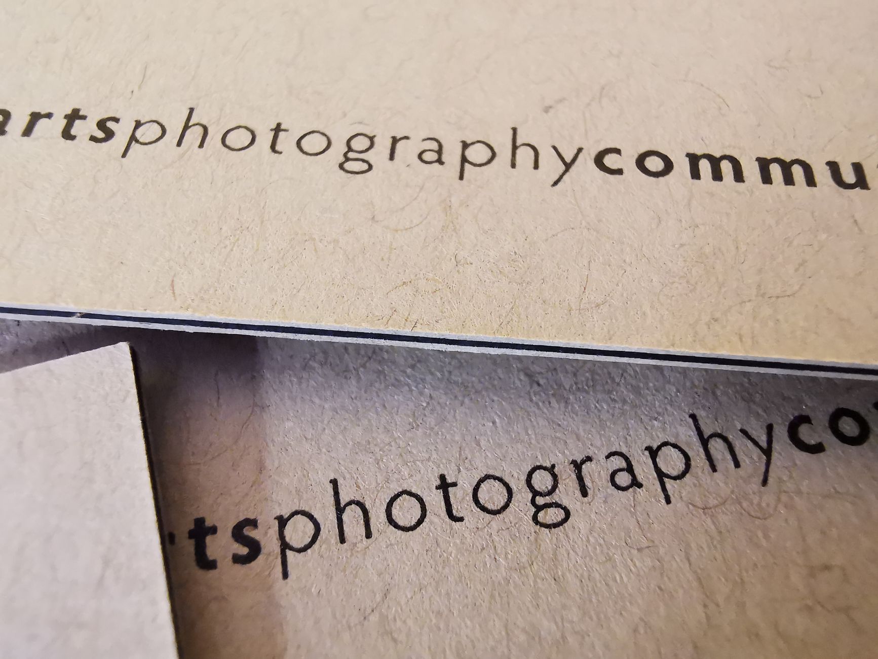 Tarjetas impresas en letterpress sobre papel kraft (foto de ambiente, provisional)