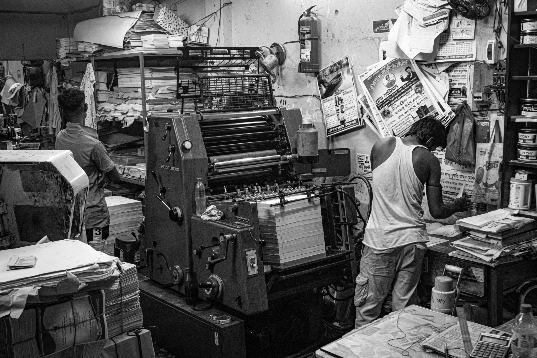 Impresor trabajando en prensa offset, en blanco y negro (foto de ambiente, provisional)